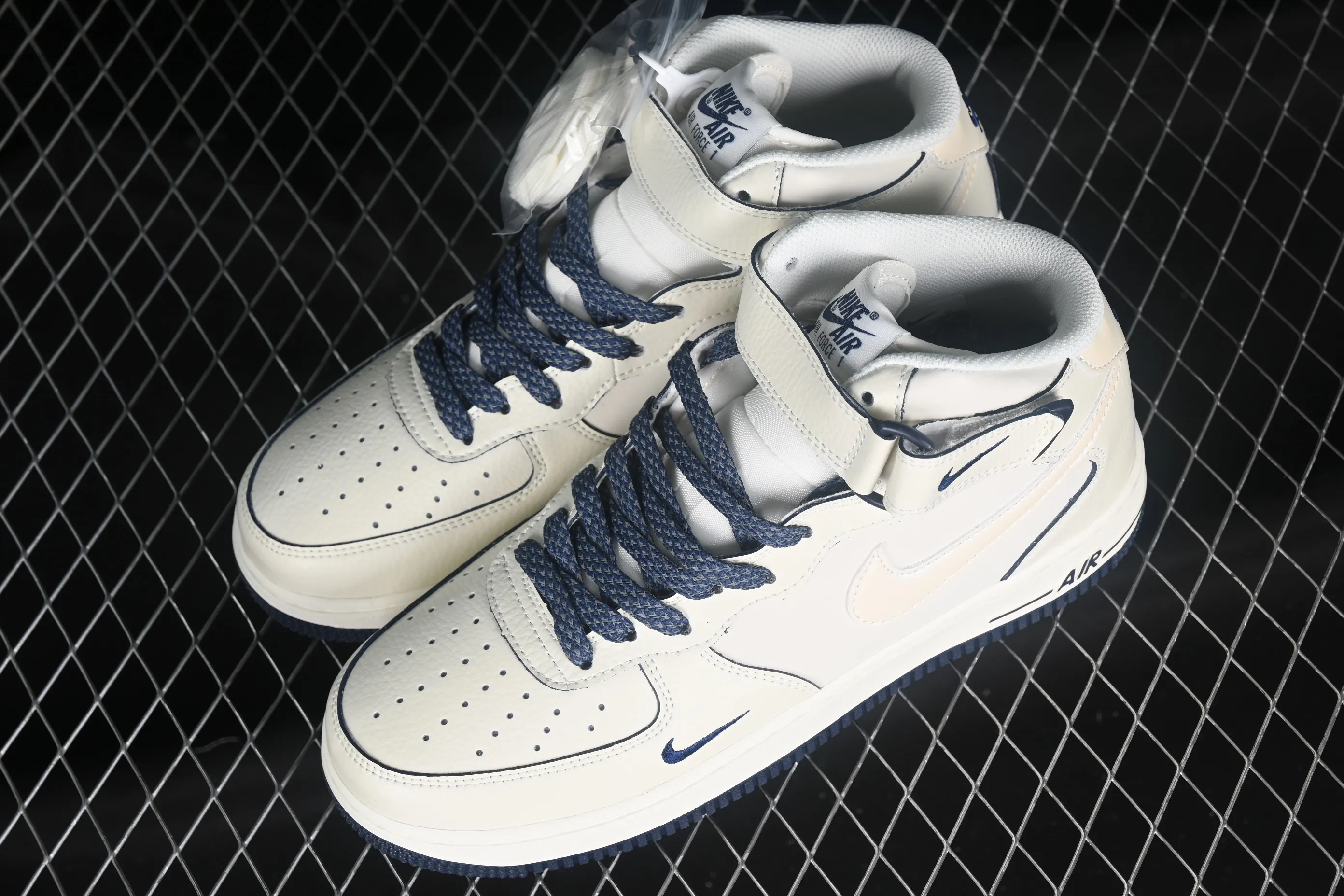 All categories Nk Air Force 1 Air Force series Nk Air Force 1 Mid Air Force mid-top Nk Air Force 1'07 Mid dark blue pearlescent small hook Air Force One mid-top casual sneakers SG2356-801